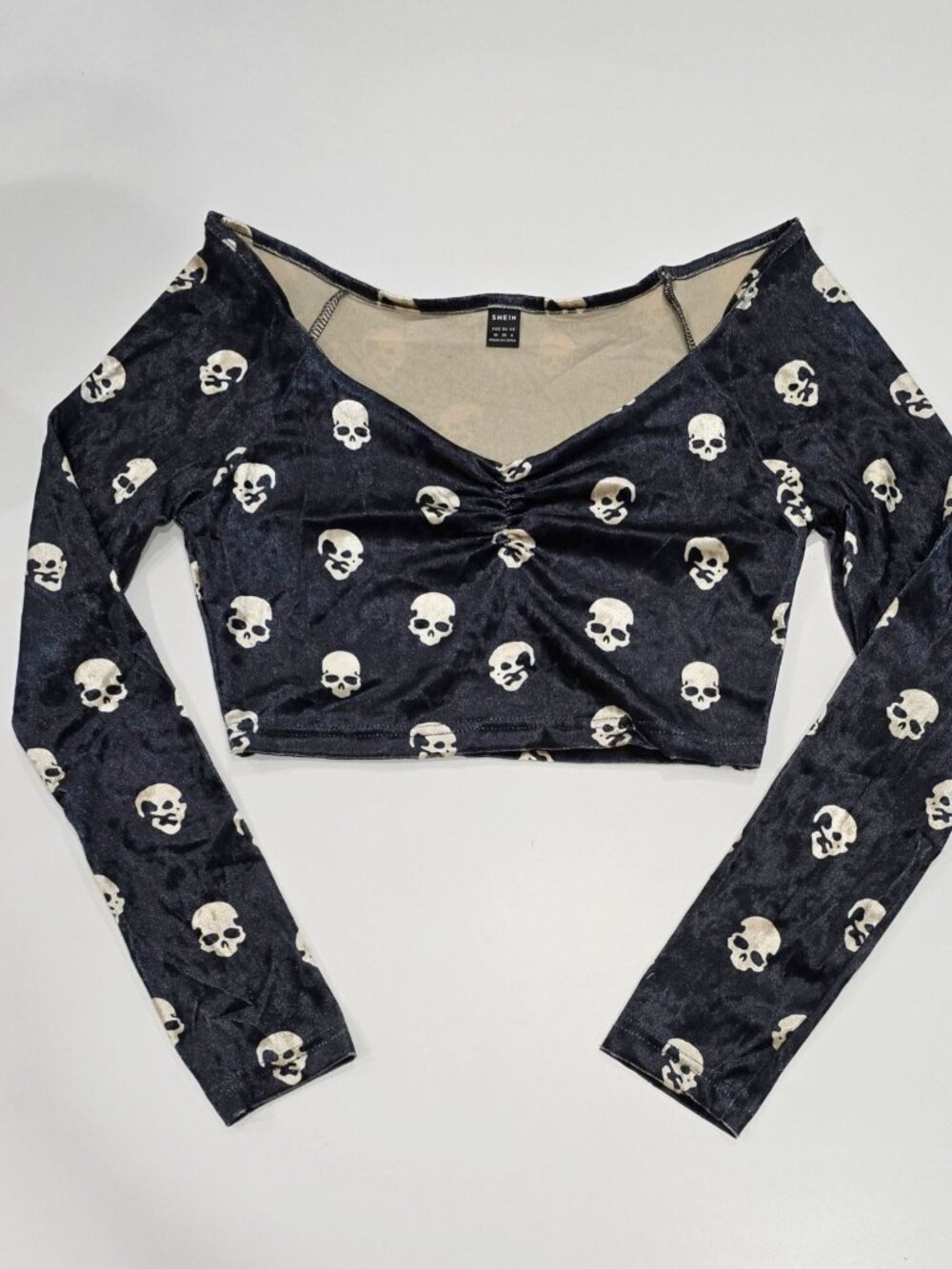 SHEIN ✦ Skull Print Off‑Shoulder Crop Top ✦ Black Velvet Ruched Front Sz M NWT - Picture 7 of 8
